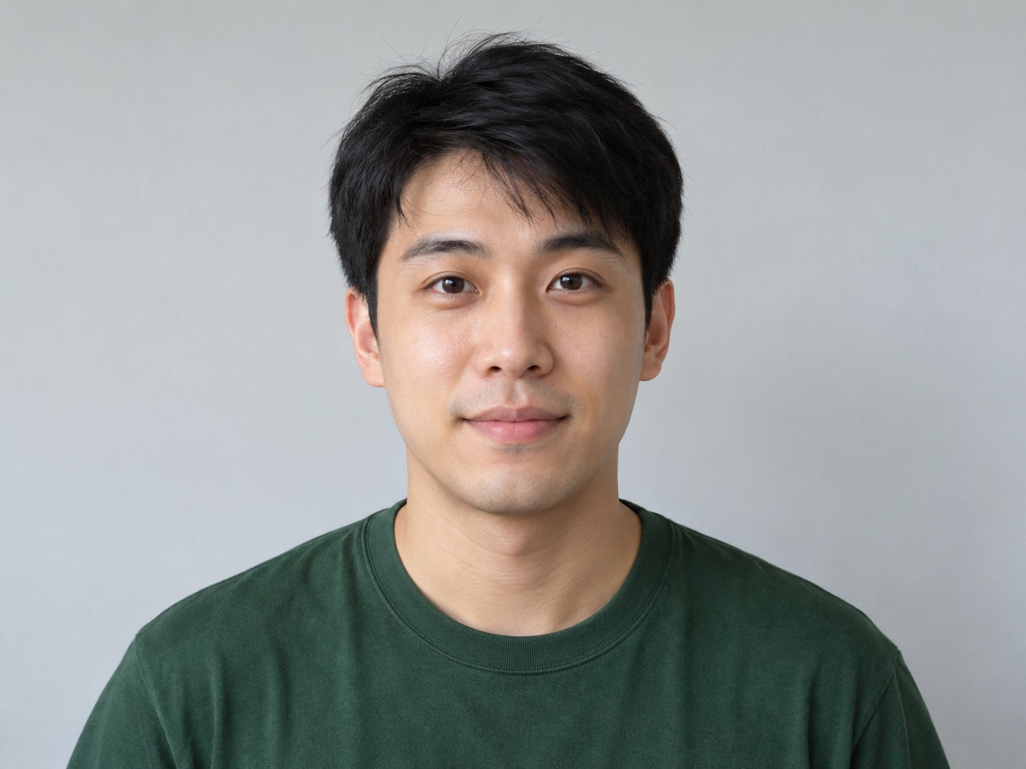 本次输入的虚构成年 AI 男性人像,正面面对镜头,穿纯色绿色 T 恤。